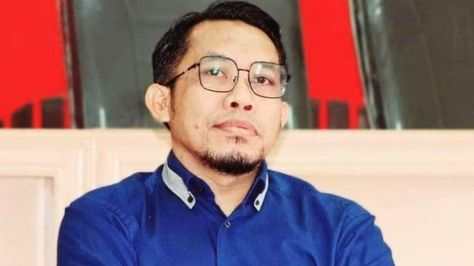 Pengamat politik, Nandar Jamaluddin memproyeksi akan tercipta 4 poros kekuatan pada pemilihan kepala daerah (Pilkada) Kepulauan Selayar, Sulawesi Selatan (Sulsel). Adapun 4 poros itu terdiri atas 3 koalisi partai politik (parpol) dan 1 jalur independen atau perseorangan. Nandar yang juga Ketua Komisi Pemilihan Umum (KPU) Selayar periode 2018-2023 mengatakan peta kekuatan figur untuk Pilkada 2024 mendatang masih sangat dinamis dan cair. Setelah penetapan raihan jumlah kursi legislatif, kata dia, hal itu menjadi parameter utama parpol dan juga para bakal calon menentukan sikap. "Konfigurasi koalisi parpol tidak bisa terhindarkan. Meskipun Golkar adalah satu-satunya partai yang berhak mengusung calon sendiri meskipun tanpa koalisi," ujarnya Minggu (2/6/2024). Ketua Karang Taruna Selayar periode 2013-2018 itu menuturkan setidaknya bisa muncul minimal 3 poros koalisi parpol dengan 3 pasangan bakal calon jika Golkar yang memiliki 9 kursi di legislatif tetap berkoalisi dengan salah satu parpol, yakni PKS (4 kursi), PAN (4 kursi), NasDem (3 kursi), PDIP (2 kursi), Gerindra (1 kursi), Demokrat (1 kursi), dan PKB (1 kursi). "Konteks Selayar, sangat kecil kemungkinan Golkar akan mengusung tanpa koalisi dengan pertimbangan stabilitas dinamika di legislatif satu periode mendatang untuk melakukan sinergi konstruktif dengan pemerintah," terang Nandar. Nandar memprediksi Golkar akan berkoalisi dengan PAN dan PDIP yang akan mengusung Natsir Ali sebagai bakal calon. Kemudian, Ady Ansar oleh NasDem, PKB, dan Gerindra. Selanjutnya, Saiful Arif lewat PKS dan Demokrat. Melengkapi 3 poros itu adalah bakal pasangan calon independen, Abdul Rahman Masriat-Daeng Marowa. "Bukan menafikan kehadiran nama-nama bakal calon yang berseliweran di ruang publik dan bahkan sudah melakukan penjajakan ke sejumlah parpol yang memperoleh kursi di parlemen. Namun, nama-nama itu sangat berpotensi menyempurnakan tiga sosok sentrum tadi, selain bakal calon independen yang sementara berproses di KPU," bebernya. Dia bahkan memprediksi peta kekuatan bisa saja mengerucut tersisa 2 poros koalisi. Namun, hal itu bergantung dari manuver masing-masing bakal calon maupun keputusan parpol. "Di sisi lain, potensi mengerucut ke 2 poros koalisi sangat terbuka. Hal ini sangat tergantung dari komunikasi dan lobi politik tingkat elit," ucapnya. Nandar mengungkapkan banyaknya opsi pilihan bakal calon jadi penanda bahwa proses demokrasi berjalan baik. Menurutnya, hal itu juga akan membuat masyarakat atau calon pemilih bisa membandingkan siapa yang terbaik untuk memimpin daerah lima tahun ke depan. "Ini hanyalah analisis dan prediksi politik melihat progres pergerakan bakal calon dan raihan kursi parpol. Sebagai warga Selayar dan calon pemilih, tentunya kita bergembira dengan munculnya sejumlah nama yang 'memproklamirkan' diri ingin mengikuti kontestasi politik pada Pilkada 2024 mendatang. Ini menandakan kita tidak mengalami krisis stok sumber daya kepemimpinan," tuturnya.