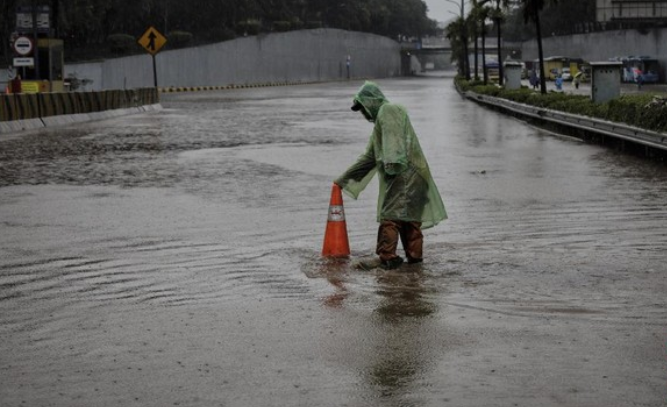 Tebing Jalan Tol di Bintaro Longsor Usai Hujan Deras