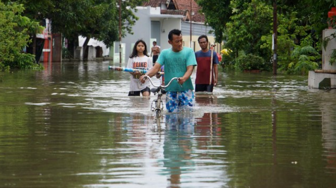 Tanggul Kali Jebol, Banjir Rendam Rumah Warga di Meteseh Semarang